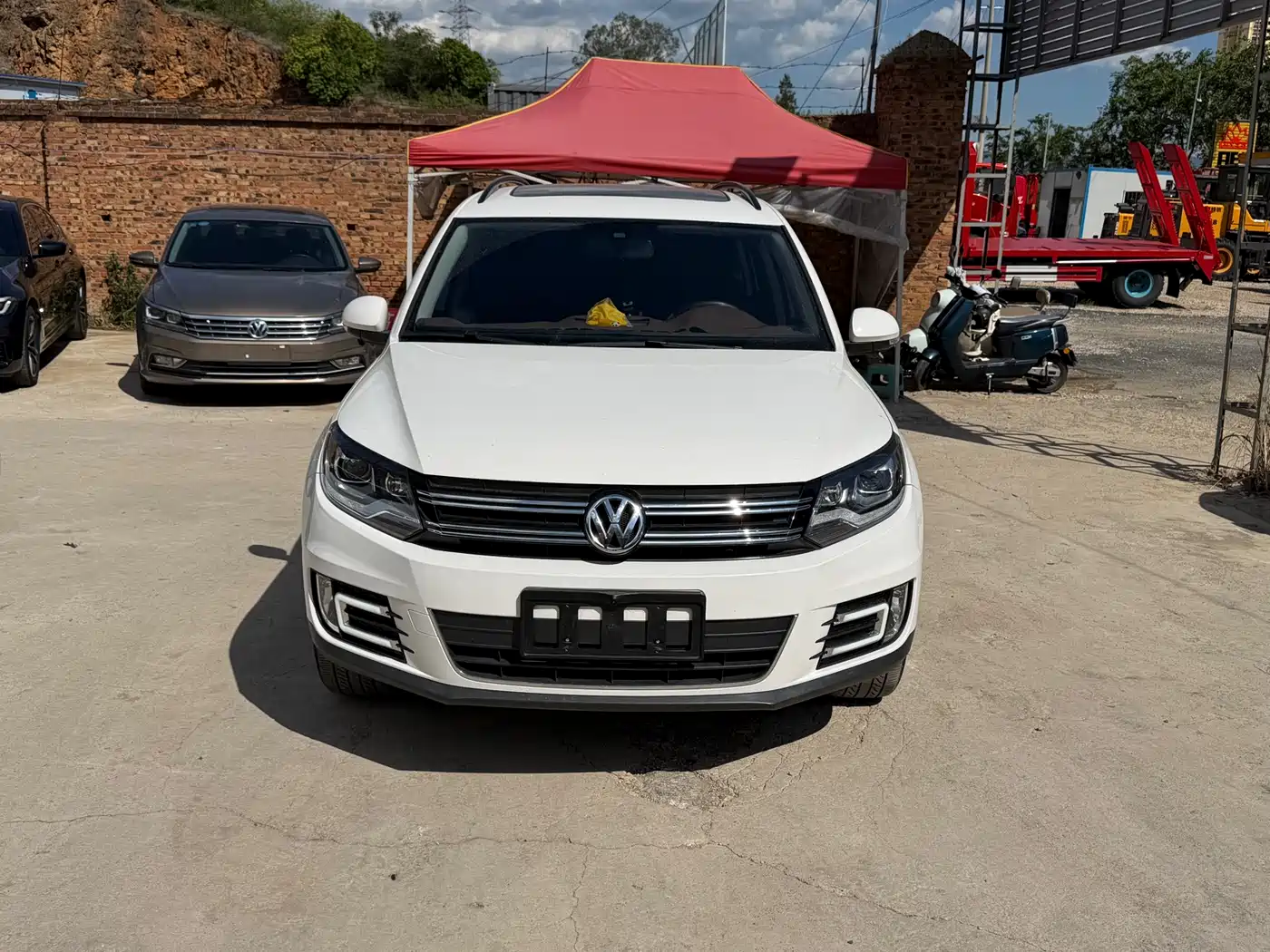 VOLKSWAGEN TIGUAN
