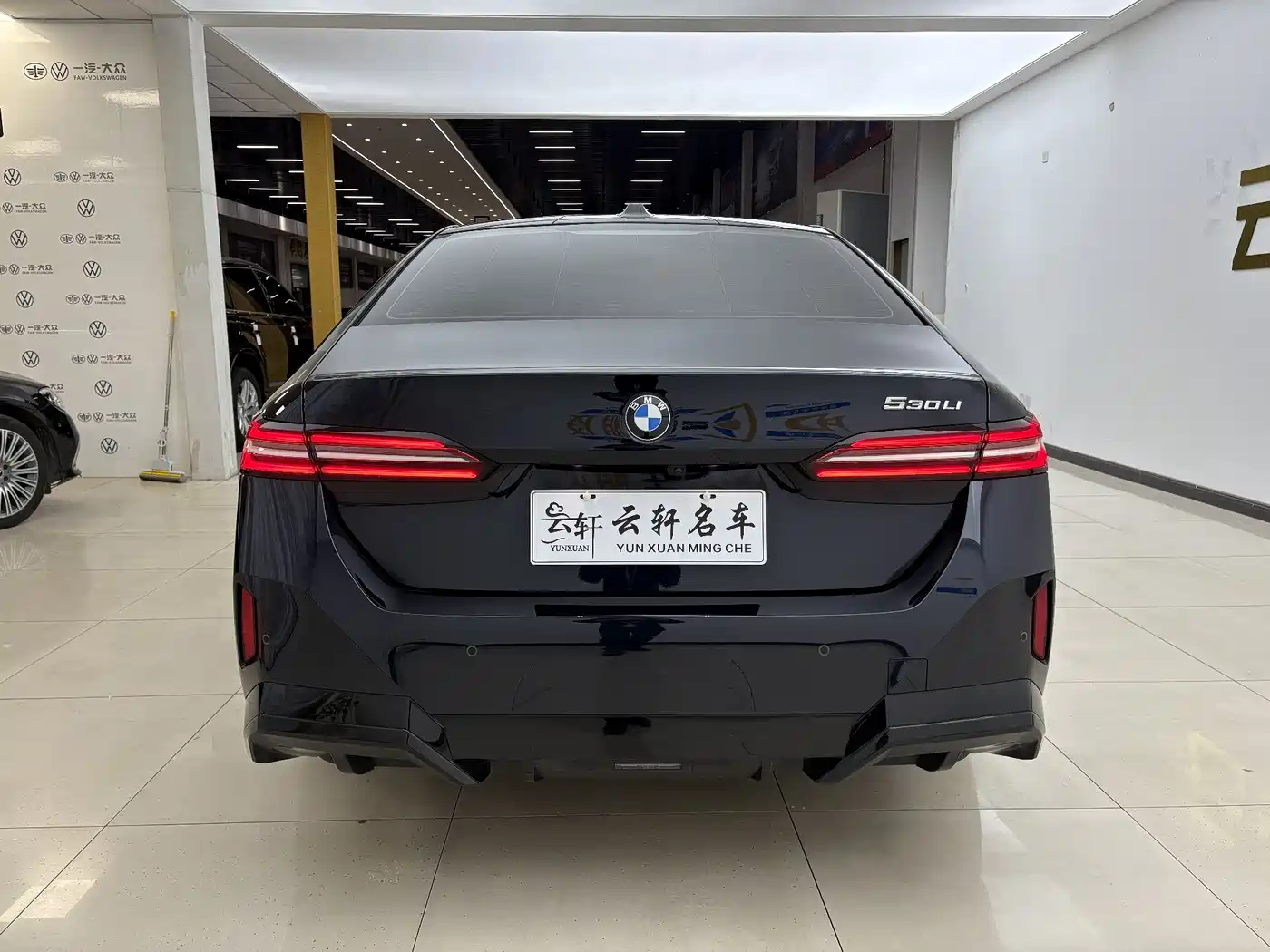 BMW 5 Series 2024 530Li Leading M Sport Package фото 12