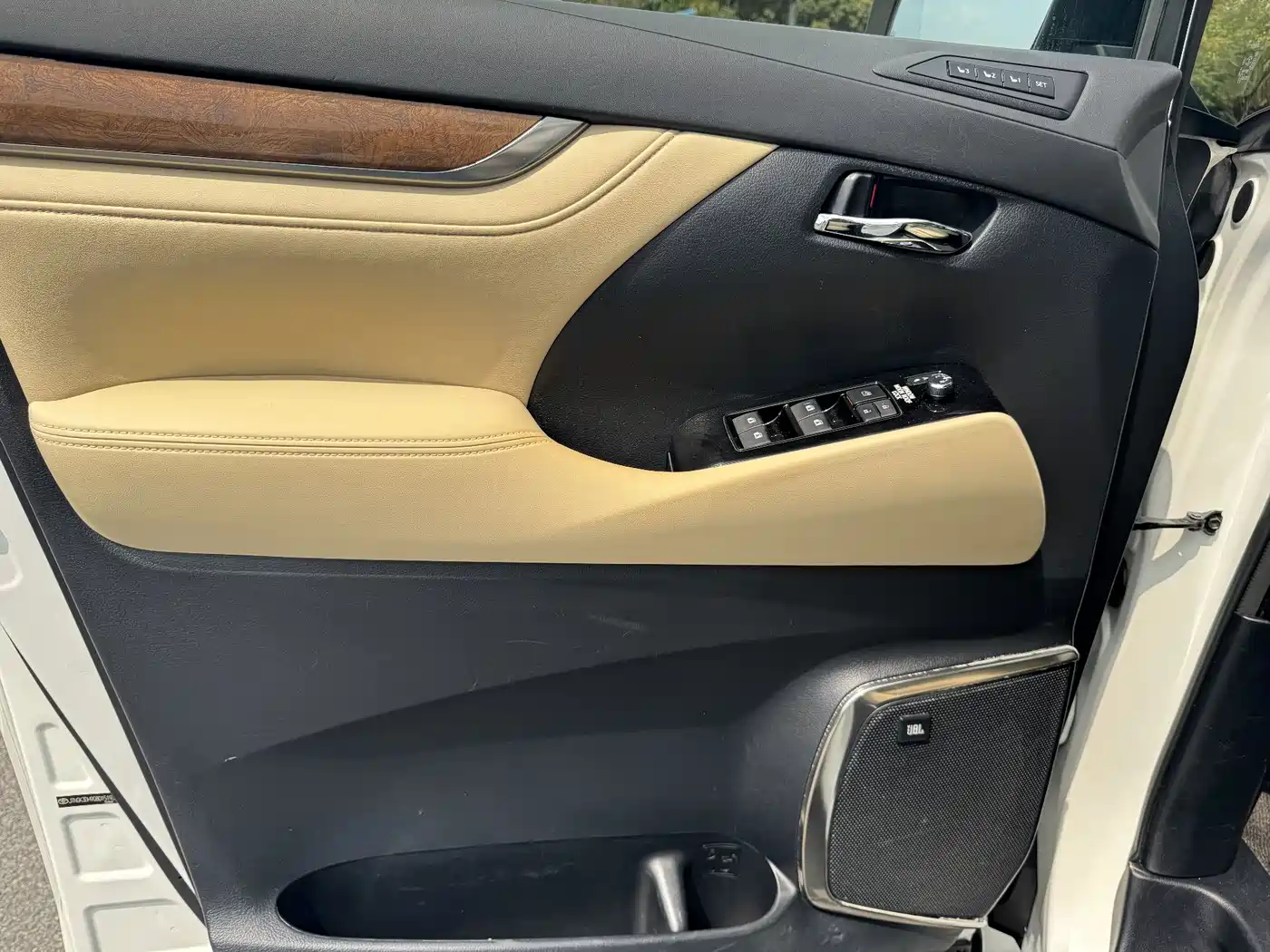 Toyota Alphard 2015 3.5L Premium Edition фото 4