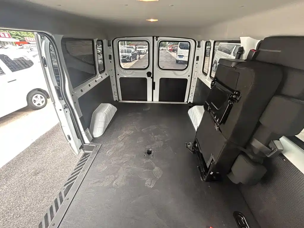 Jiangling JMC Fushun 2025 2025 Model 2.0T 6MT Diesel Short Wheelbase Low Roof Commercial MPV 5/6 Seats with Dual Swing Doors
