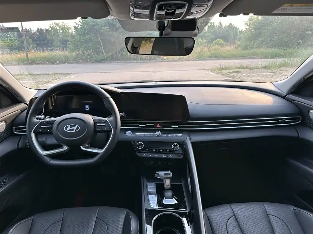 Hyundai Elantra 2023 Model 1.5L CVT LUX Premium Edition фото 10
