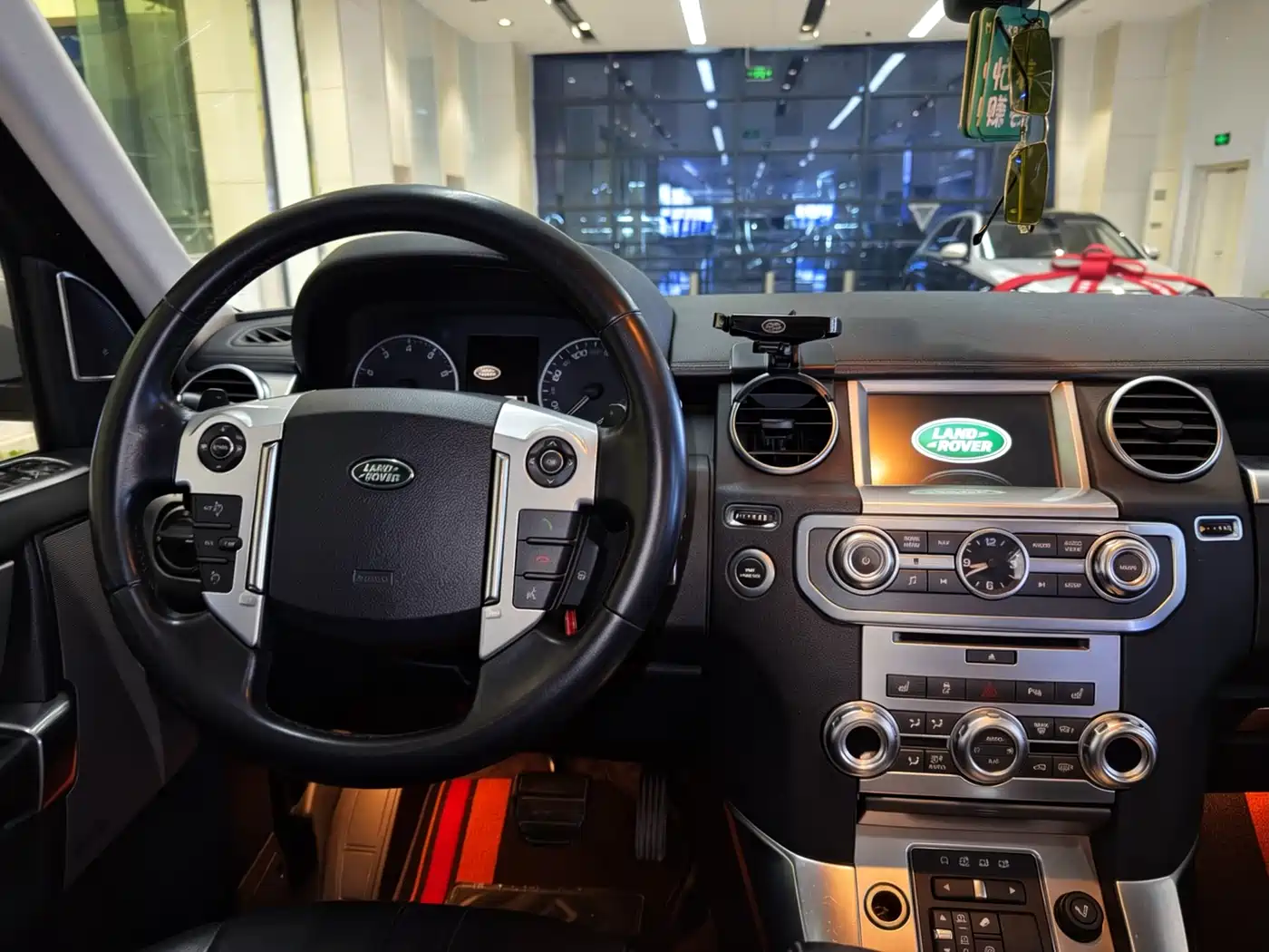 Land Rover Discovery 2016 3.0 SC Gloss Black Collector's Edition HSE фото 15