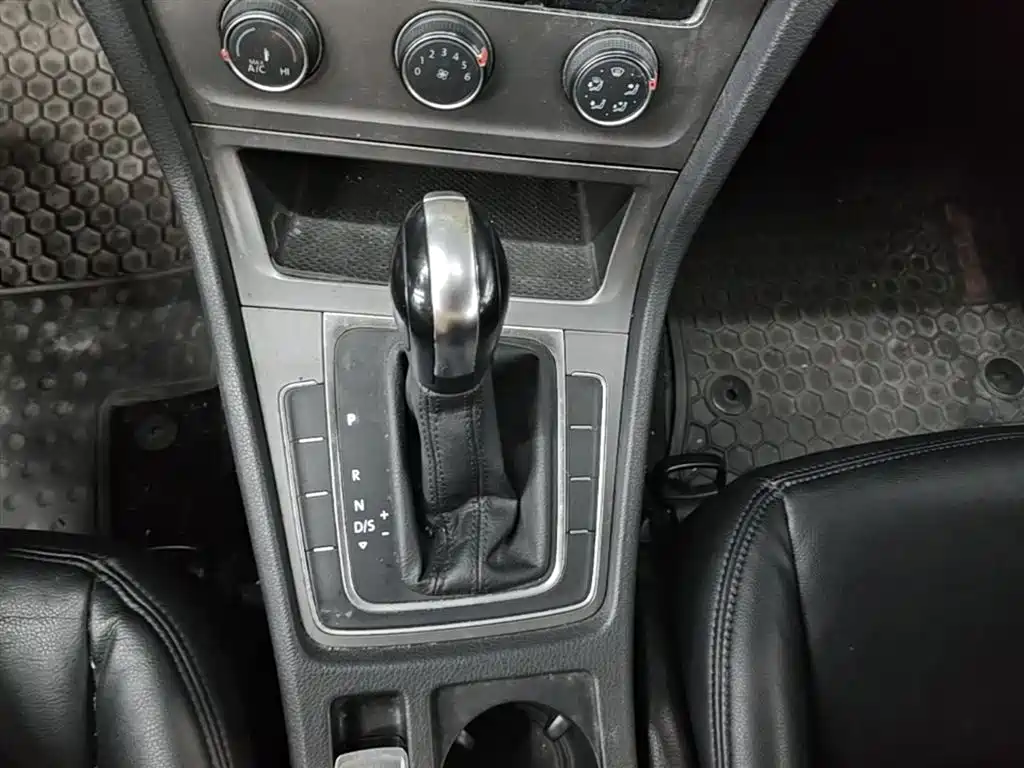 Volkswagen Golf 2014 1.6L Automatic Fashion Edition фото 21