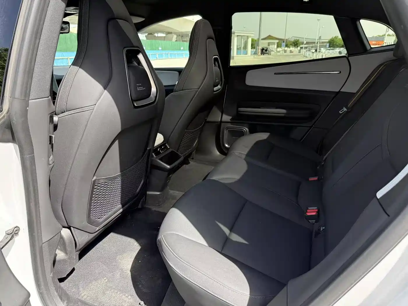 Polestar 4 2024 Single Motor Standard Range PLUS Twin-Star Connected Edition фото 8