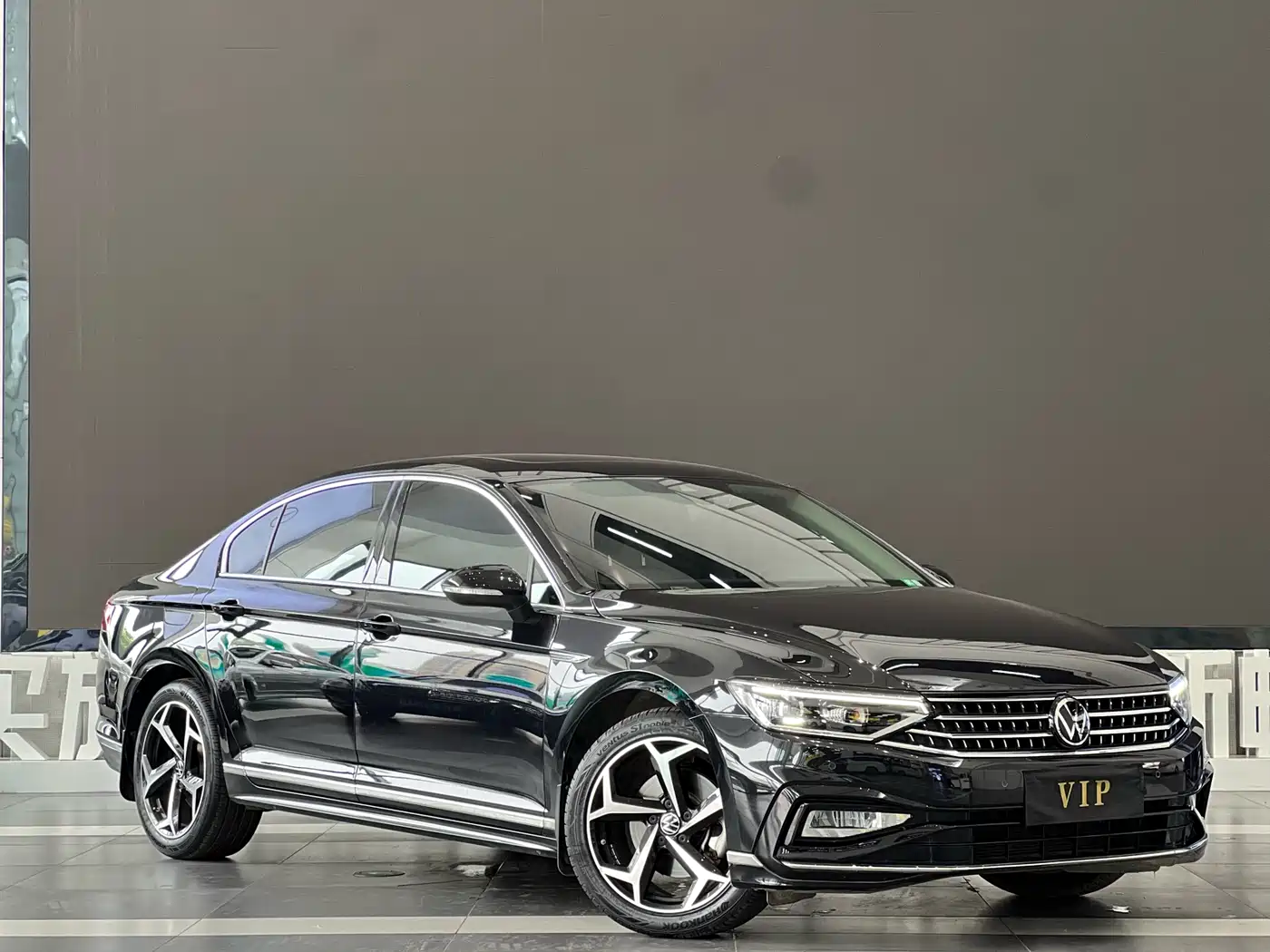 Volkswagen Magotan 2023 Model 2 Million Commemorative Edition 330TSI DSG Luxury фото 3