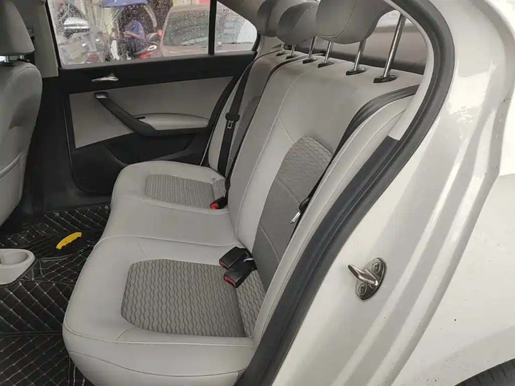 Škoda Rapid 2016 1.6L Automatic Pioneer Edition фото 17
