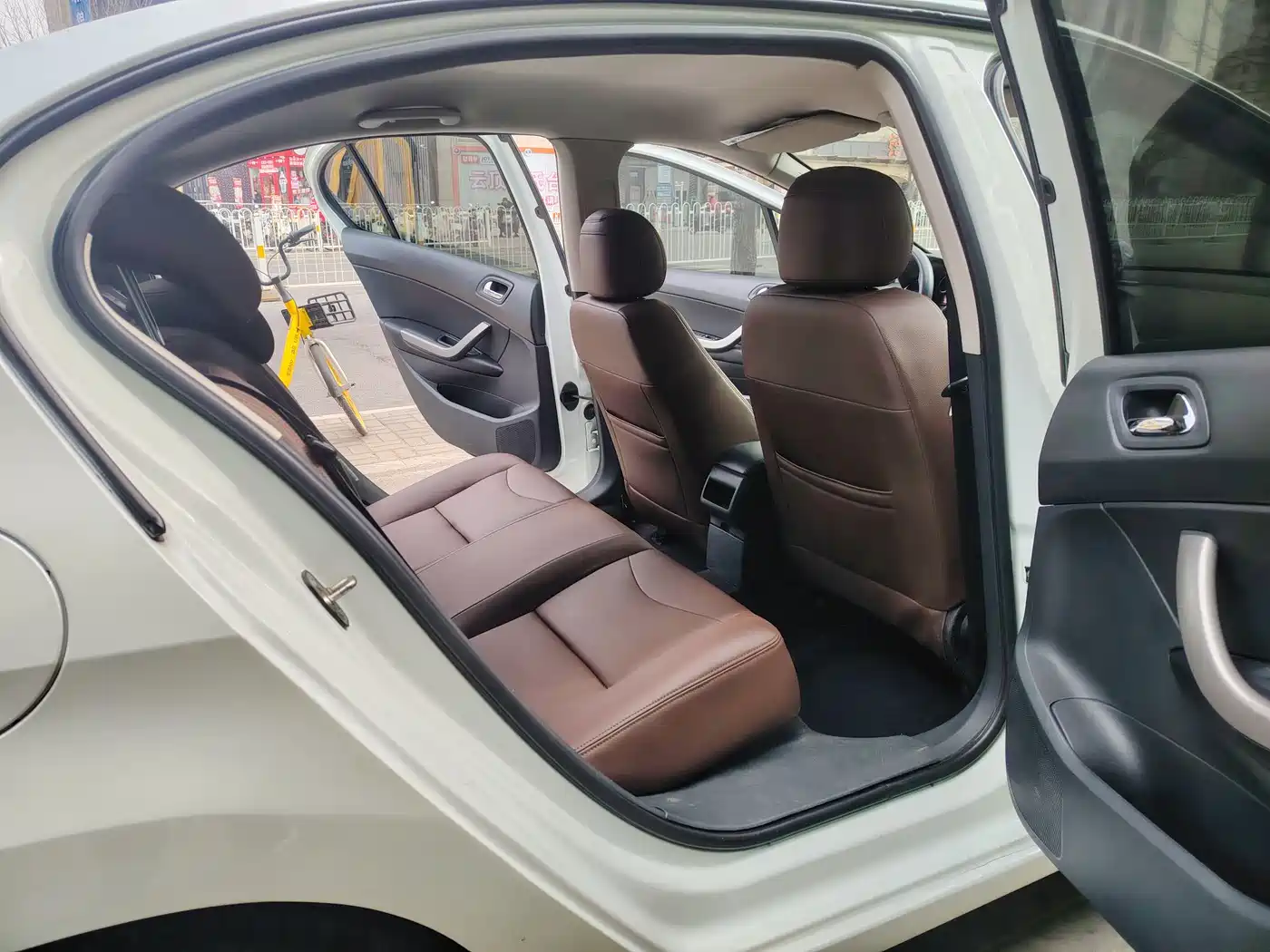 Peugeot 408 2013 2.0L Automatic Comfort Edition фото 7