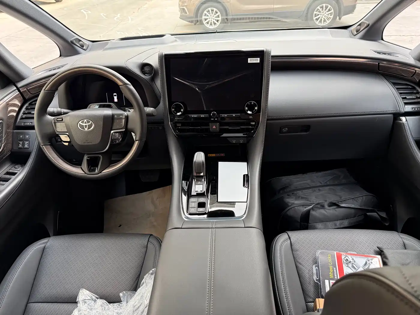 Toyota Alphard 2025 Hybrid 2.5L Ultimate Gold Edition фото 8