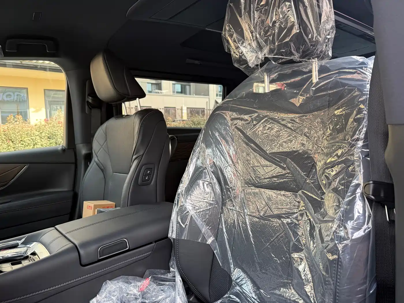 Toyota Alphard 2025 Hybrid 2.5L Ultimate Gold Edition фото 18