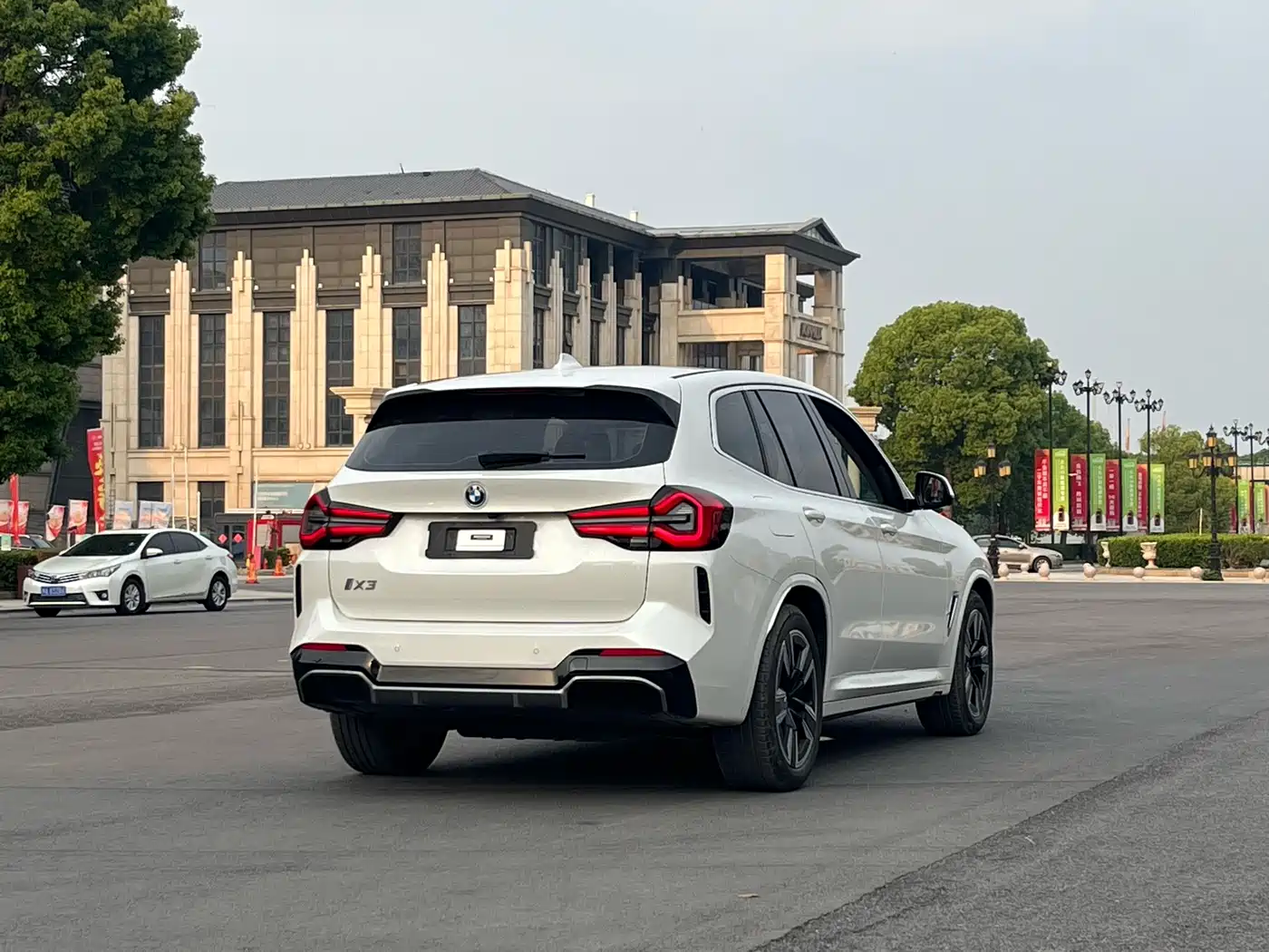 BMW iX3 2023 Leading Type фото 12
