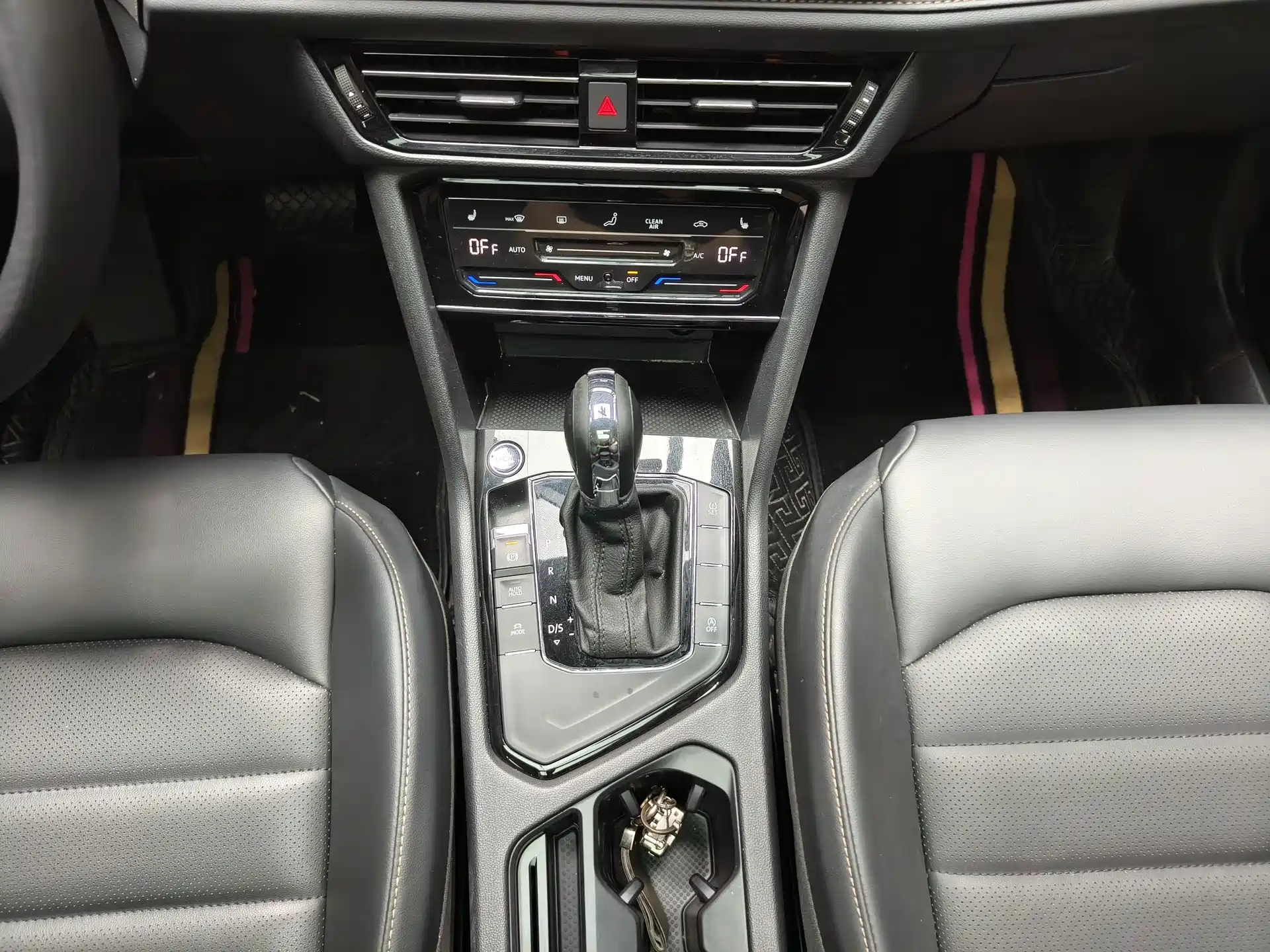 صورة 15 - Volkswagen Tharu