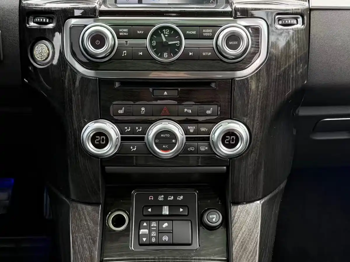 Land Rover Discovery 2015 3.0 SC V6 SE фото 16