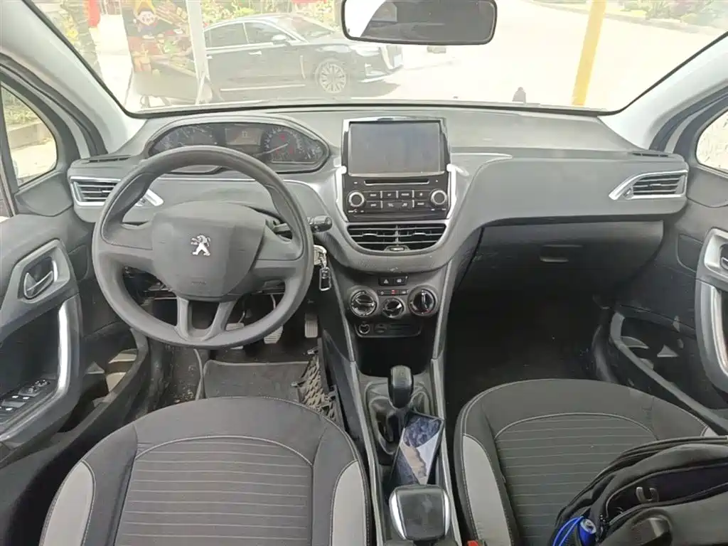 Peugeot 2008 2014 1.6L Manual Trend Edition фото 10