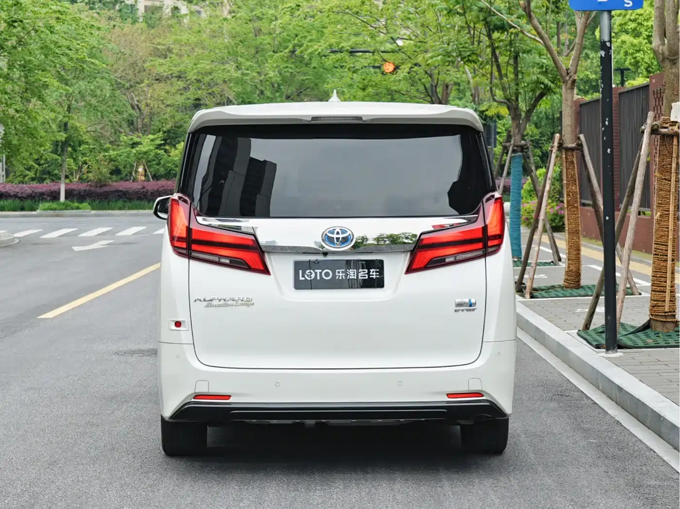 Toyota Alphard 2020 Hybrid 2.5L Luxury Edition фото 4