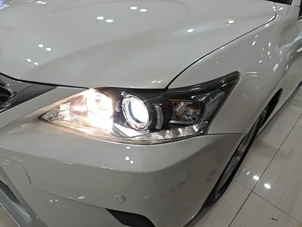Фото 24 - Lexus CT