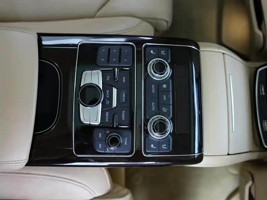 Photo 13 - Audi A8