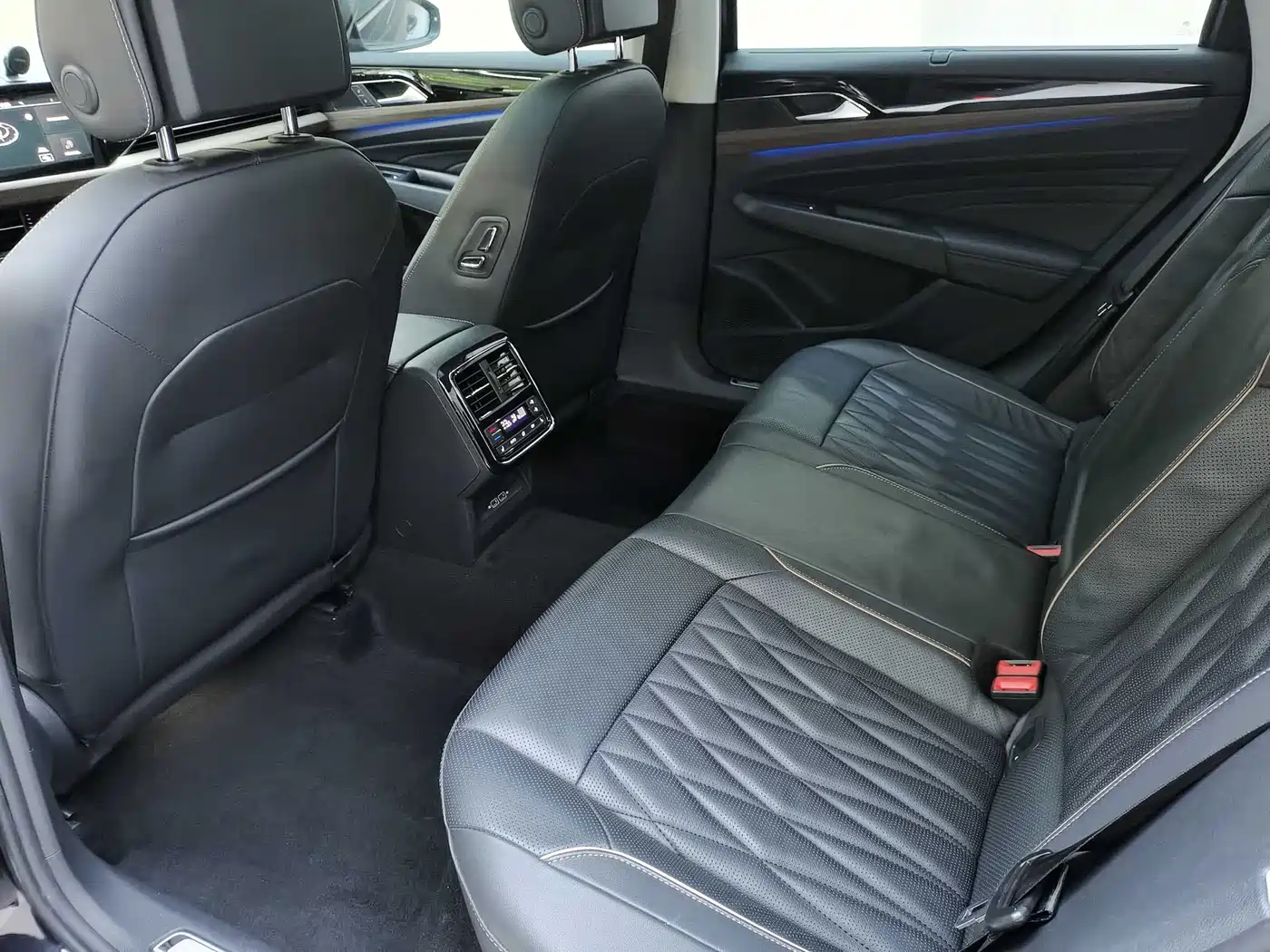 Volkswagen Passat 2019 330TSI Premium Edition China V фото 8