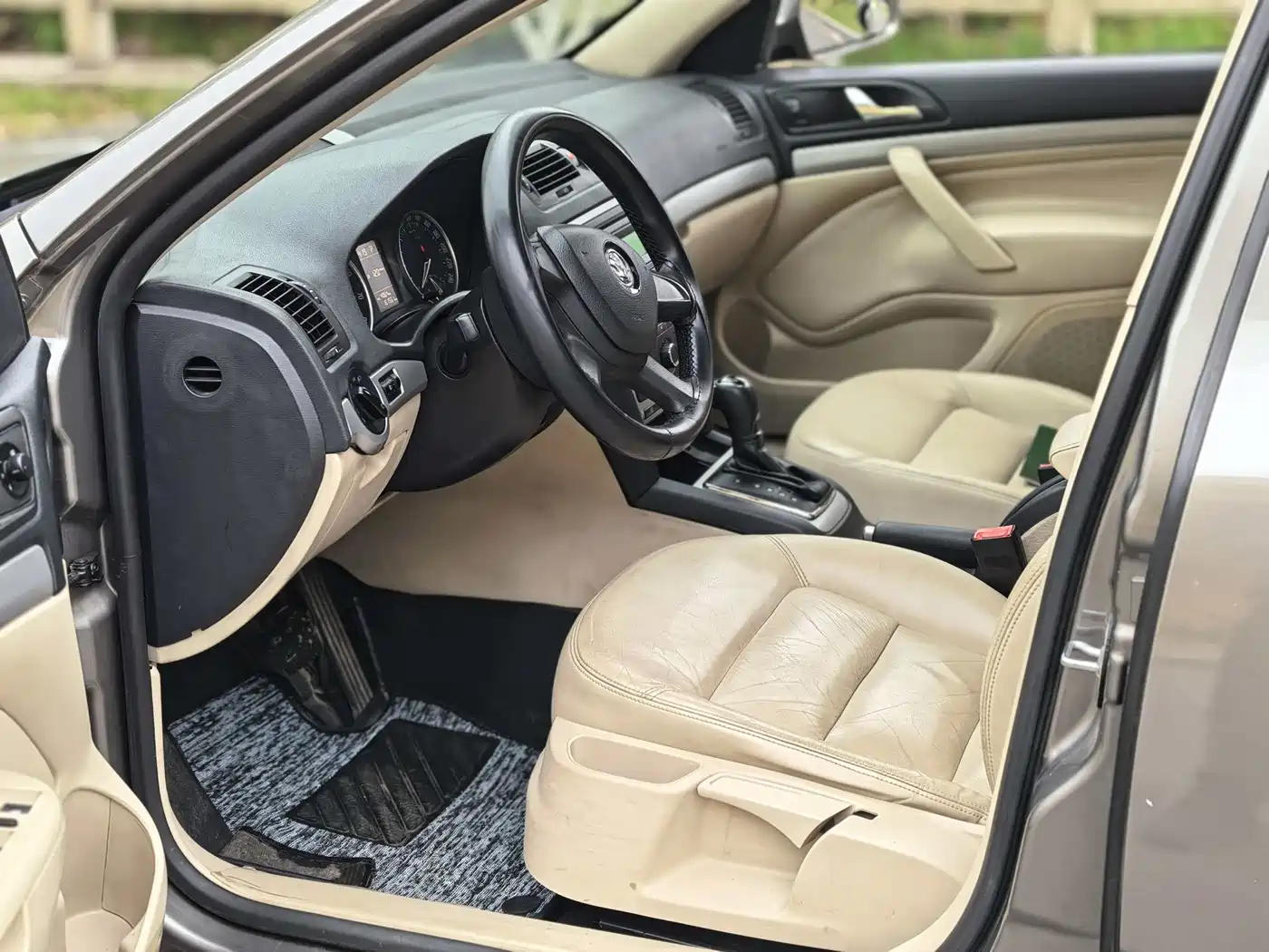 Škoda Octavia 2015 Classic 1.6L Automatic Elite Edition фото 5