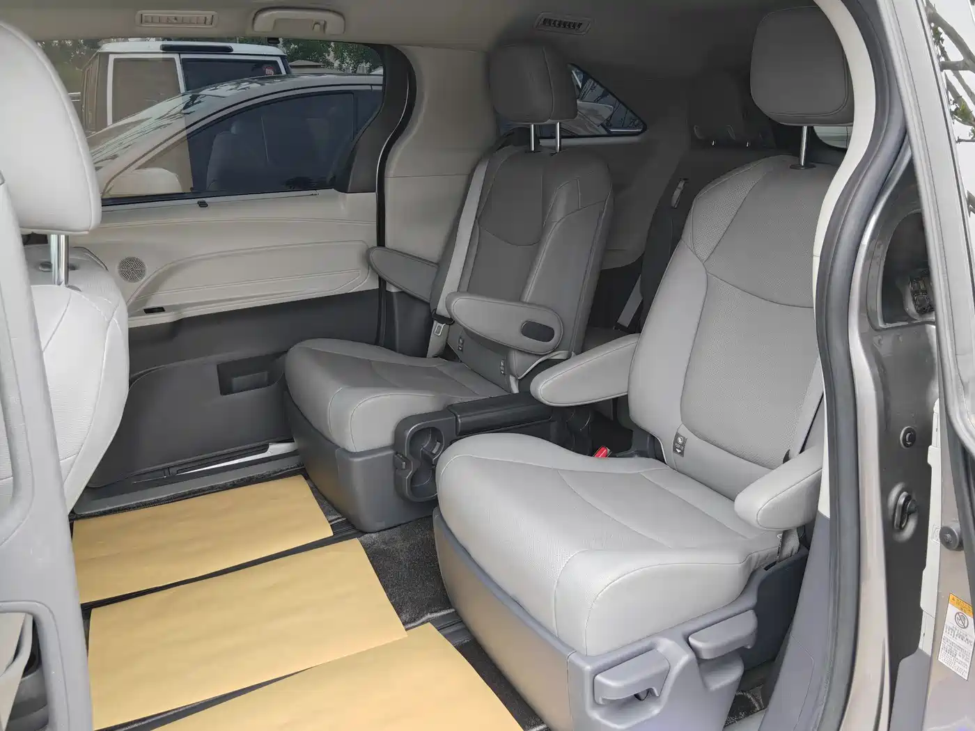 Toyota Sienna 2021 2.5L Hybrid Luxury Edition фото 3