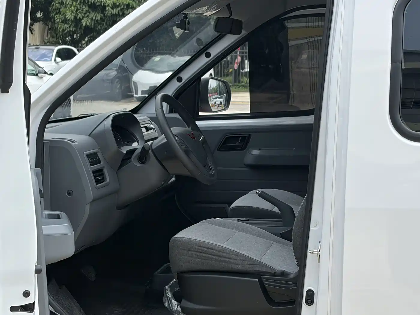Wuling Motors Wuling Yangguang 2026 2025 400km Bus Comfort Edition