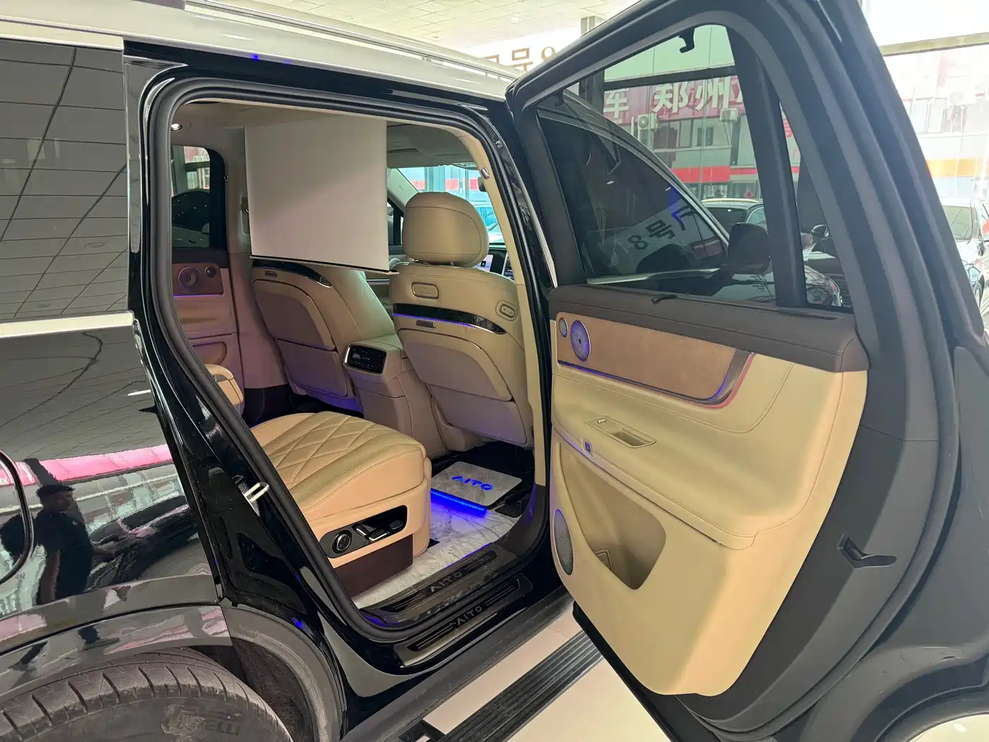 AITO Wenjie AITO M9 2024 Extended Range Ultra 42kWh 6-Seater фото 11