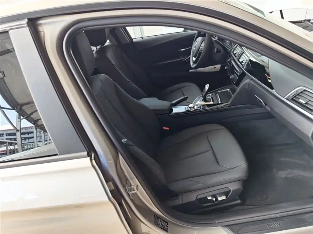 BMW 3 Series 2016 320i Fashion Model фото 25
