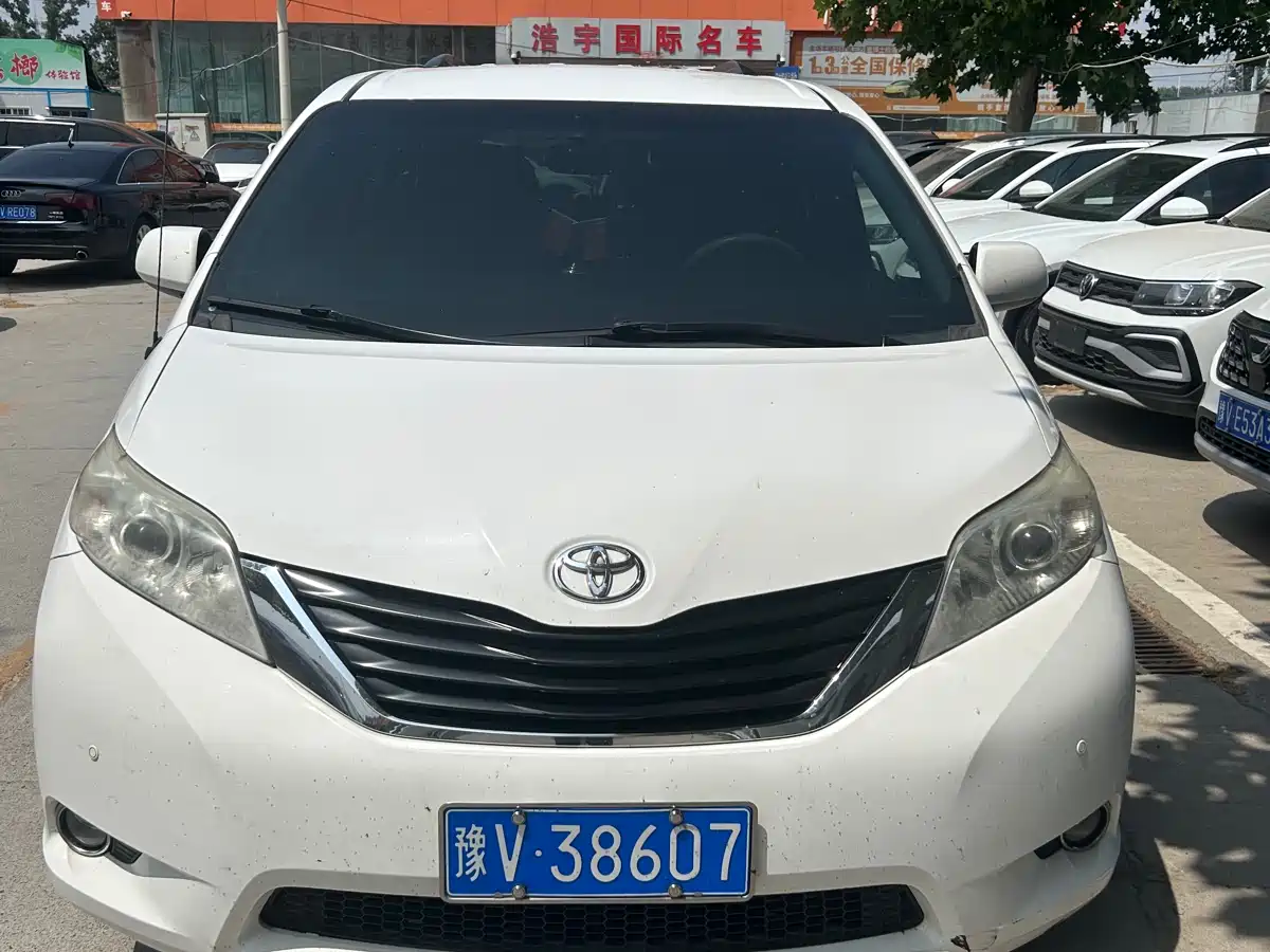Toyota Sienna 2013 3.5L 4WD Automatic фото 2