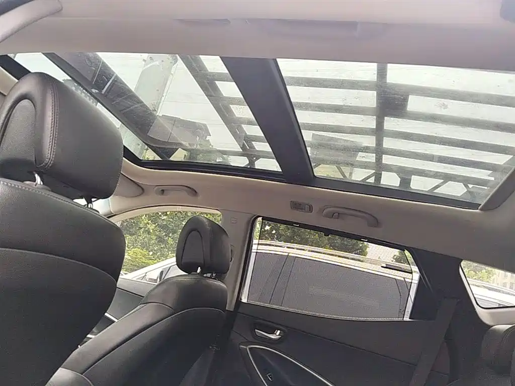 Hyundai Santa Fe 2013 Model 2.4L Automatic 2WD Smart фото 18