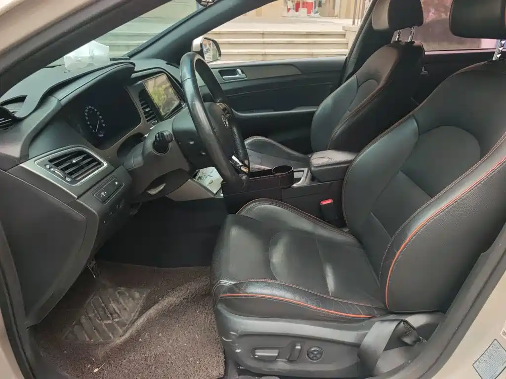 Photo 8 - Hyundai Sonata