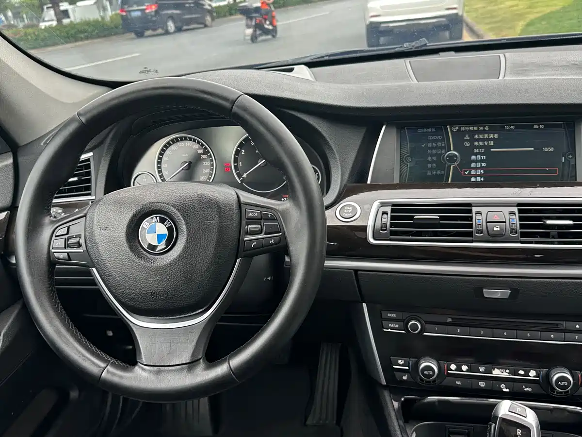 BMW 5 Series GT 2010 535i Luxury Model фото 10