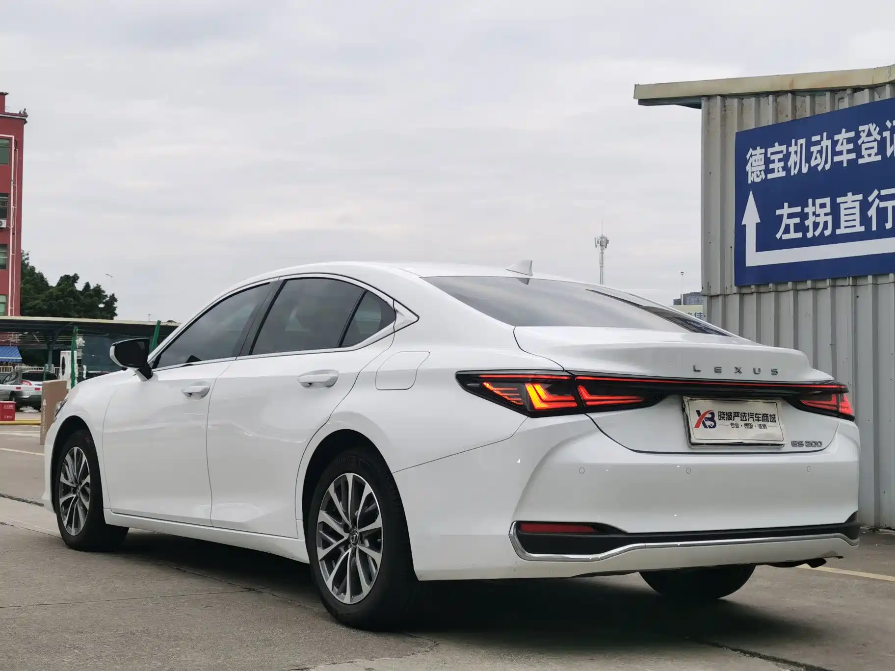 Photo 6 - Lexus ES
