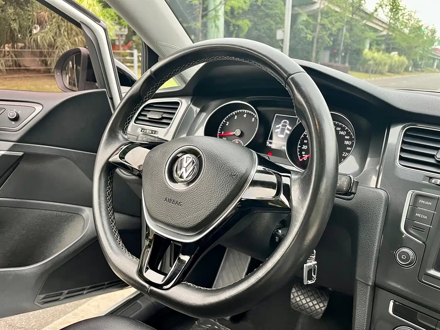 Volkswagen Golf 2017 230TSI Auto Comfort Millionth Anniversary Edition фото 11