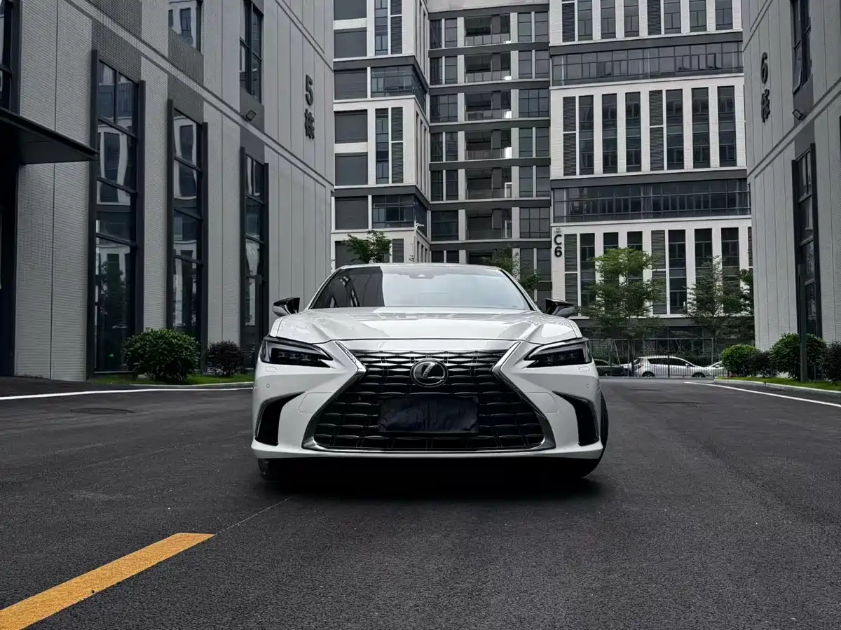 Lexus ES 2025 300h Ultimate Edition фото 2