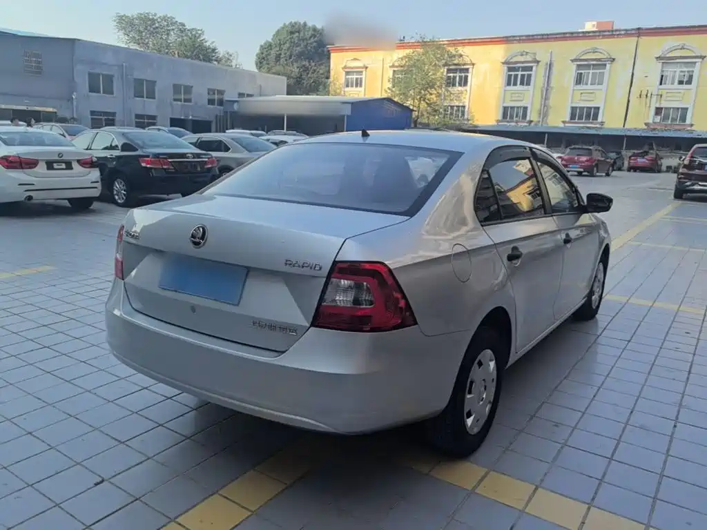 Фото 7 - Škoda Rapid