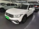 Photo 2 - Volkswagen Tiguan L