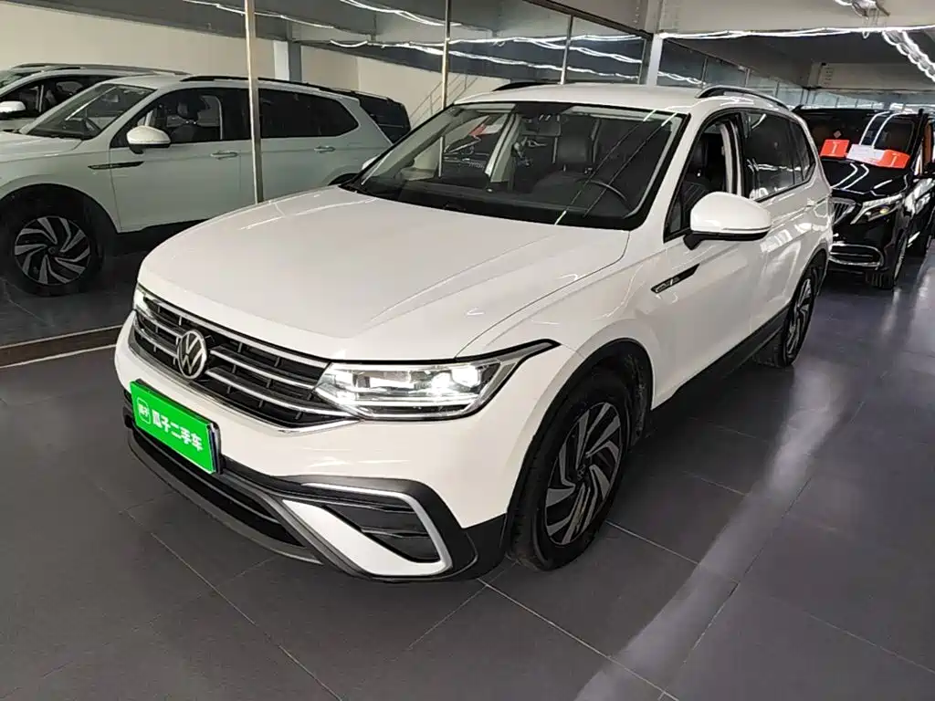 Photo 2 - Volkswagen Tiguan L