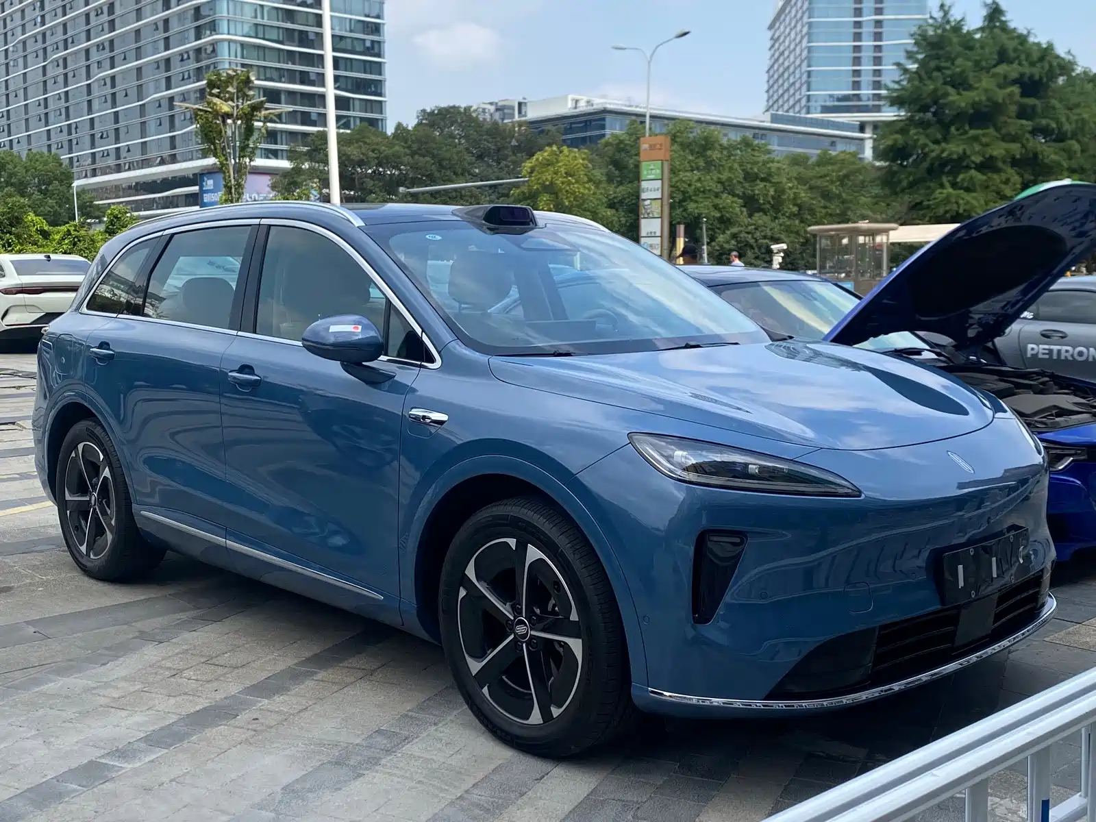 Photo 3 - Shangjie SUV