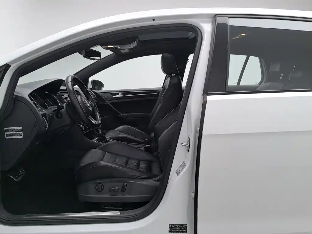 صورة 10 - Volkswagen Golf GTI