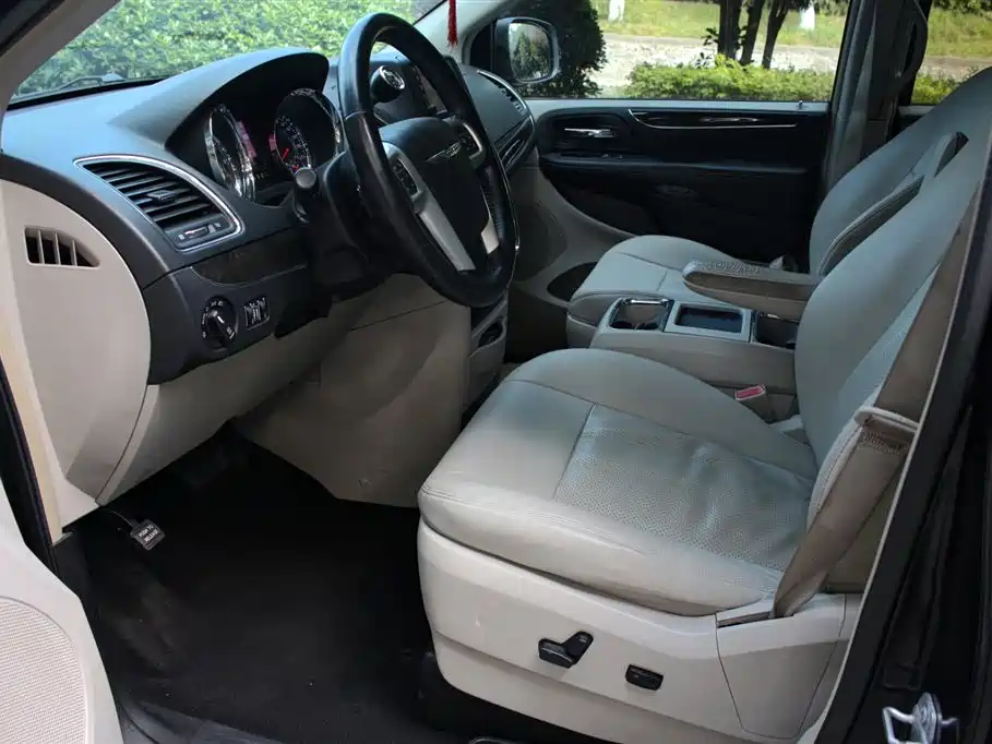 Chrysler Grand Voyager (Import) 2014 3.6L Comfort Edition фото 8