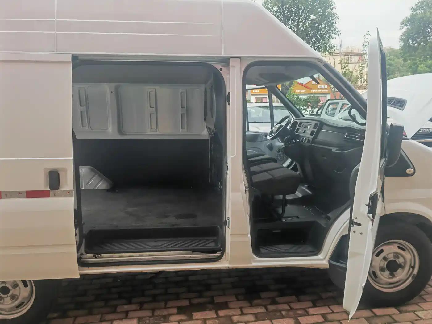 Jiangling JMC Fushun 2025 Model 2.0T 8AT Diesel Short Wheelbase Medium-High Roof Commercial Van 2/3 Seats фото 10
