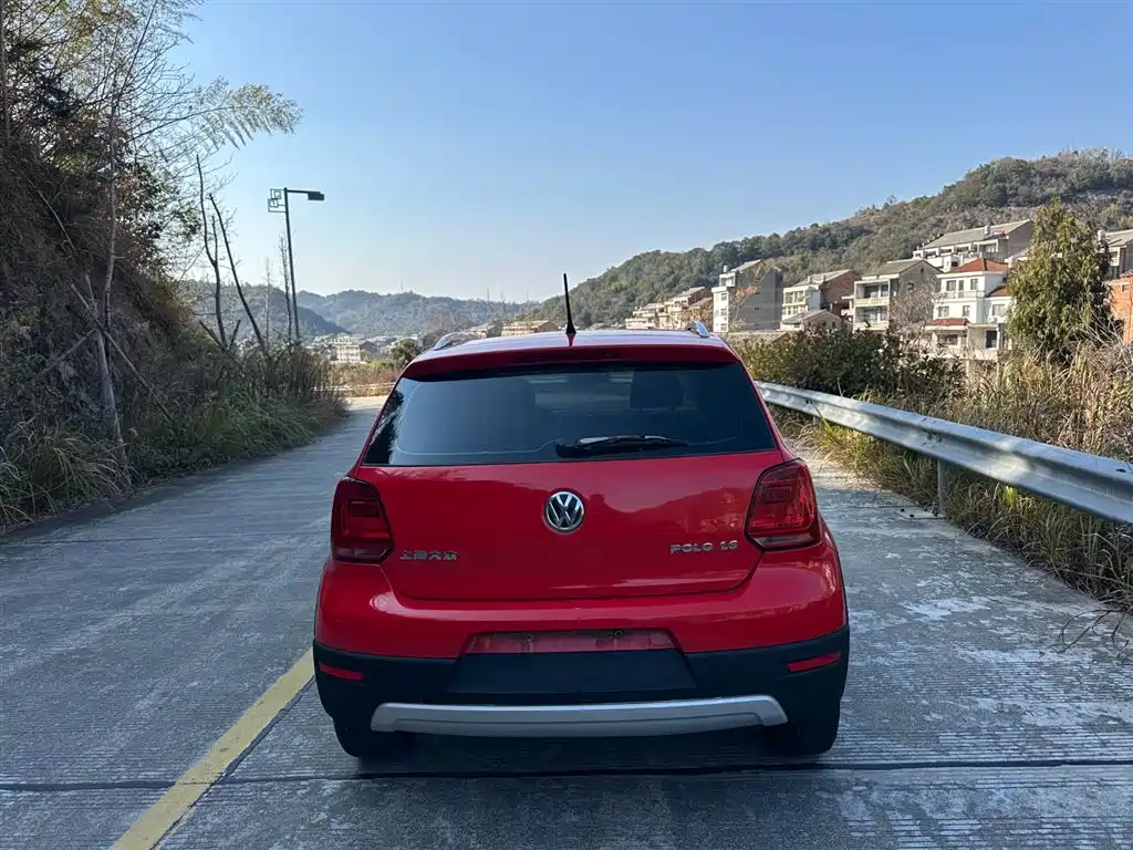 Volkswagen Polo 2016 1.6L Cross Polo Automatic фото 8