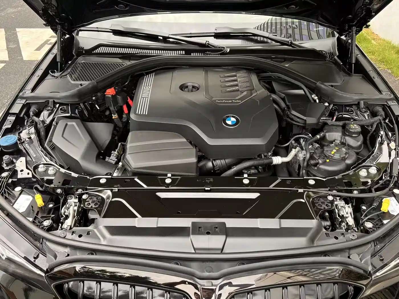 BMW 3 Series 2025 330i M Sport Night Edition фото 8