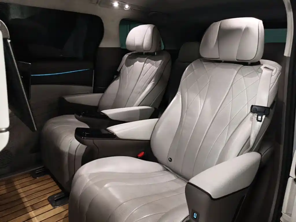 Denza D9 2023 2022 DM-i 970 AWD Flagship
