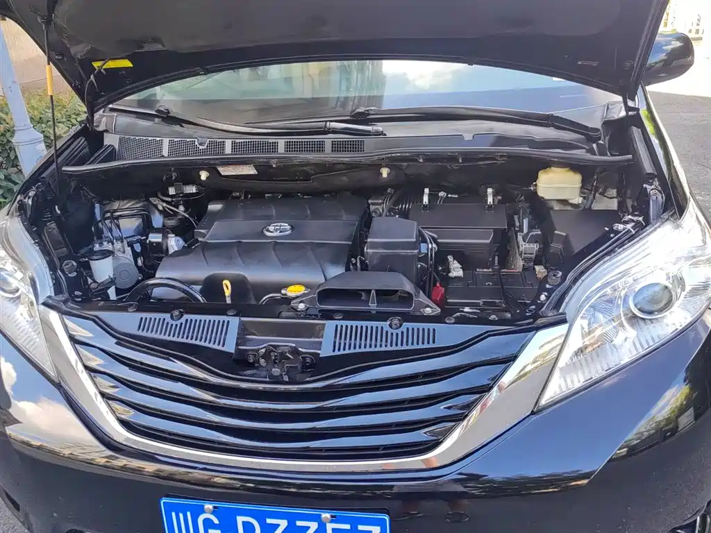 Toyota Sienna 2015 3.5L 2WD LE фото 4
