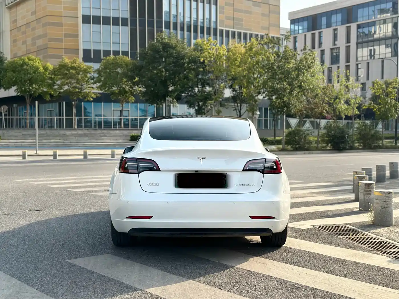 TESLA MODEL 3