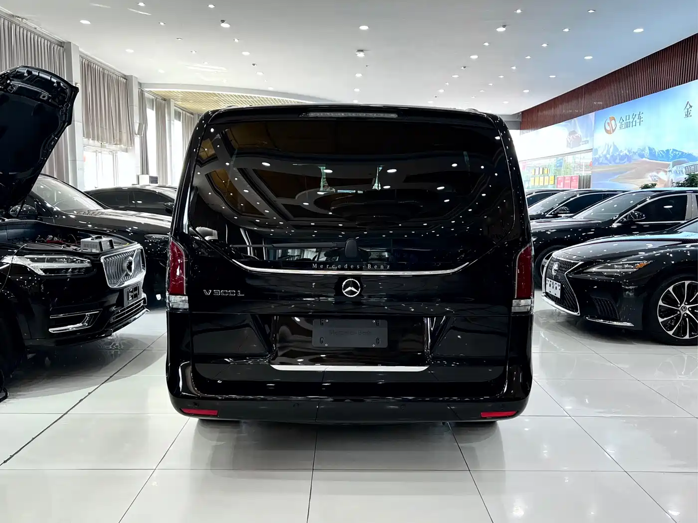 Mercedes-Benz V-Class 2024 V 300 L Long Wheelbase Luxury Edition фото 5