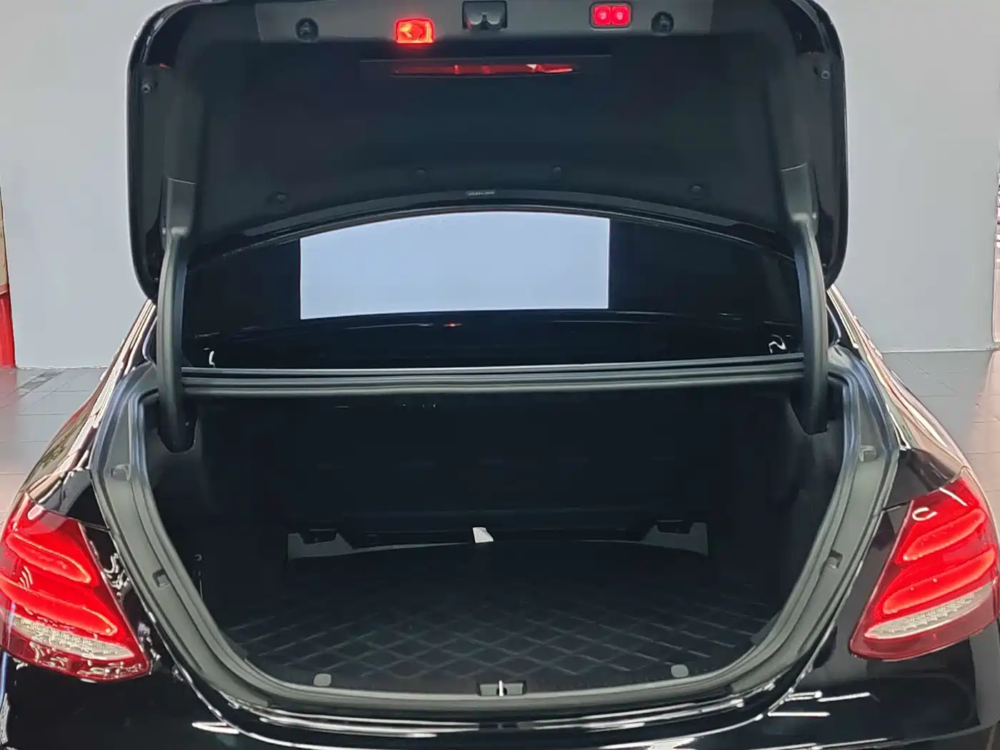 Mercedes-Benz E-Class, миниатюра 18