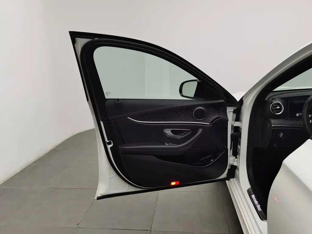 Mercedes-Benz E-Class, миниатюра 8