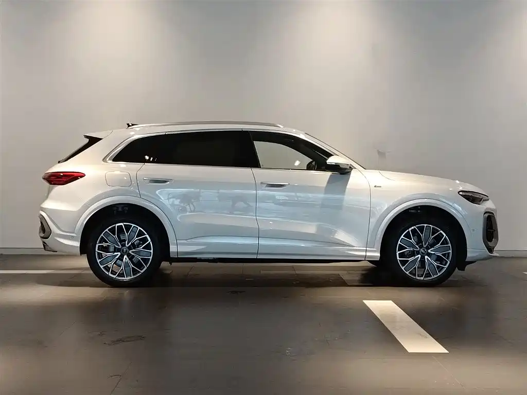 Audi Q5L 2026 Luxury Sport 150kW фото 3
