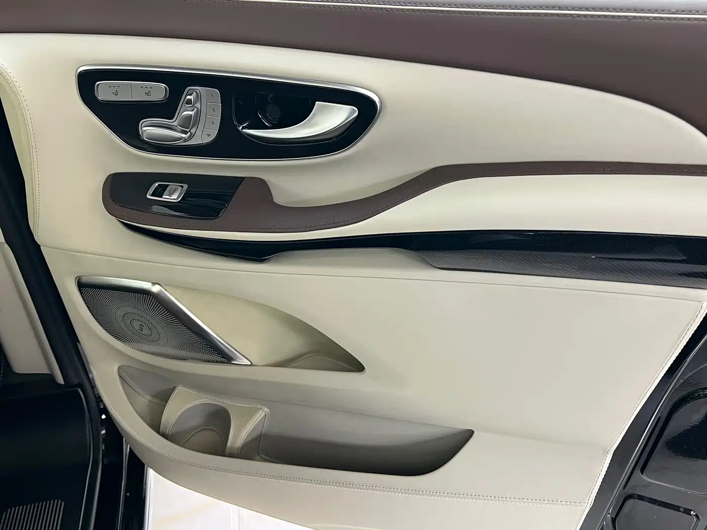 Mercedes-Benz V-Class 2024 V 300 L Long Wheelbase Luxury Edition фото 9